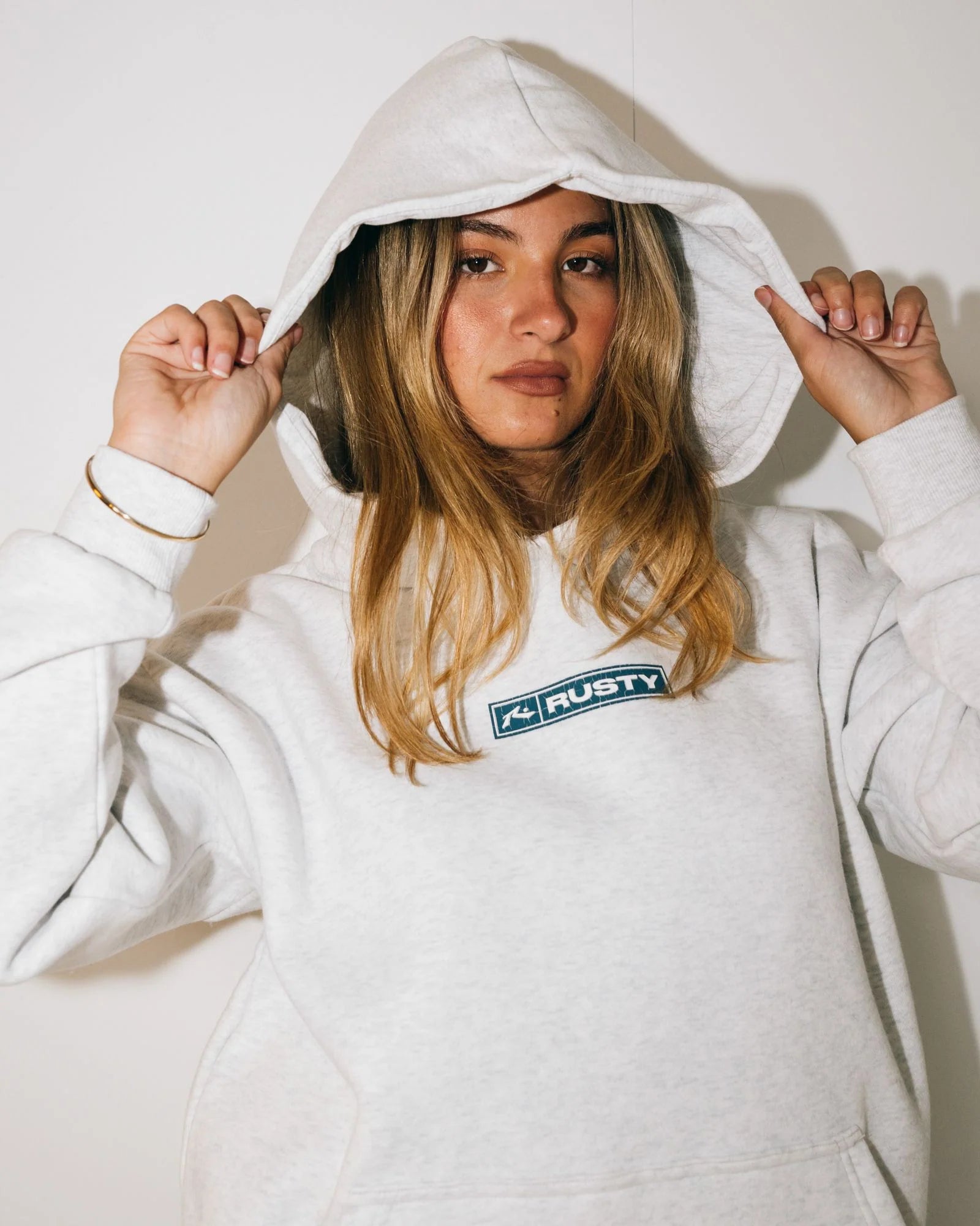 THE ESSENTIALS OVERSIZED HOODED FLEECE