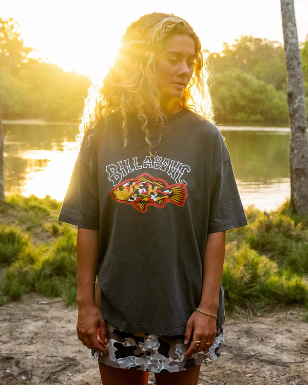 OTIS MANGROVE FISHO TEE BILLABONG WASHED BLACK True boy tee Oversized fit Crew neck Soft-hand screenprint
Pigment overdye vintage wash