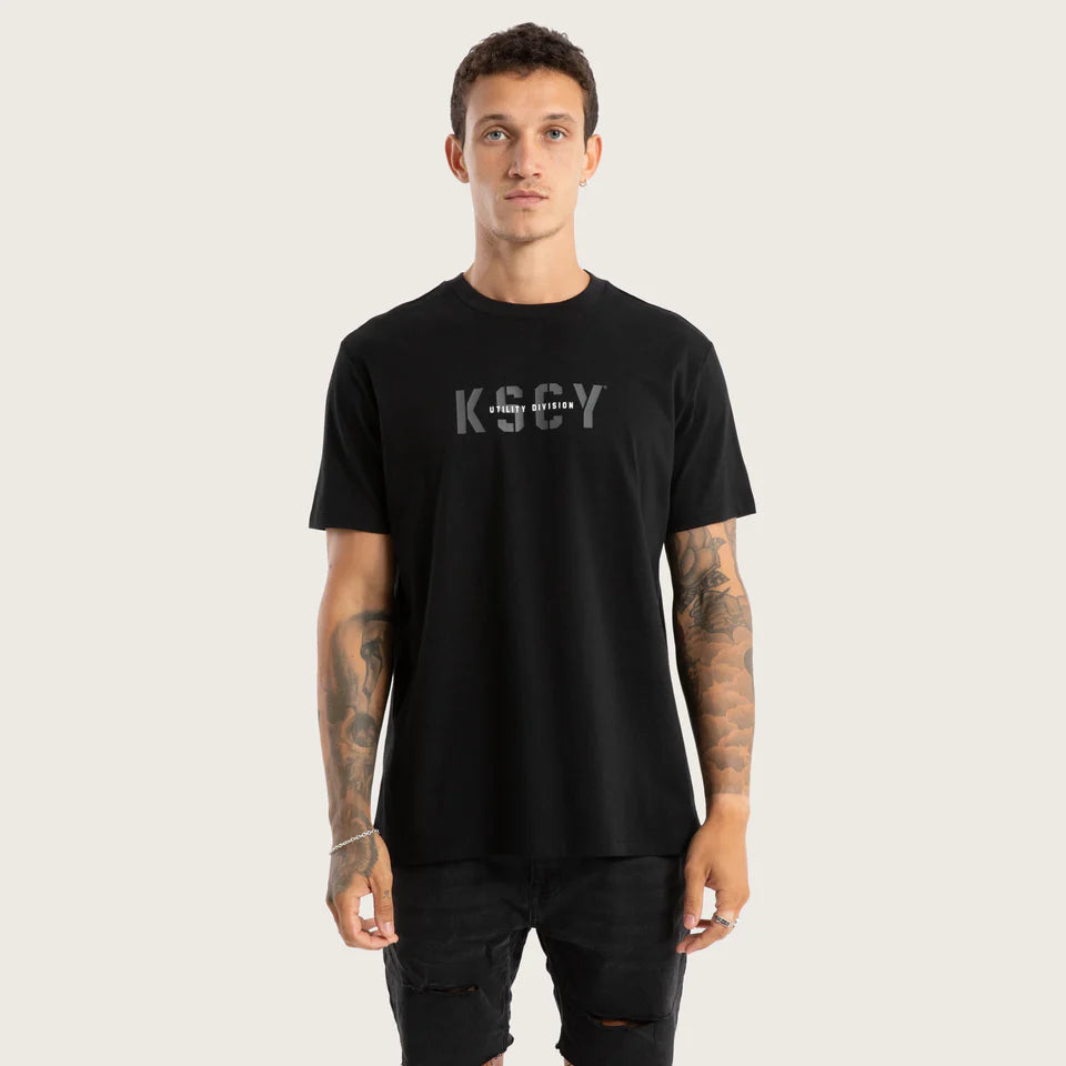 UTILITY STANDARD TEE JET BLACK KISS CHACEY MIDWEIGHT STANDARD FIT GRAPHIC PRINT MENS SHORT SLEEVE T-SHIRT