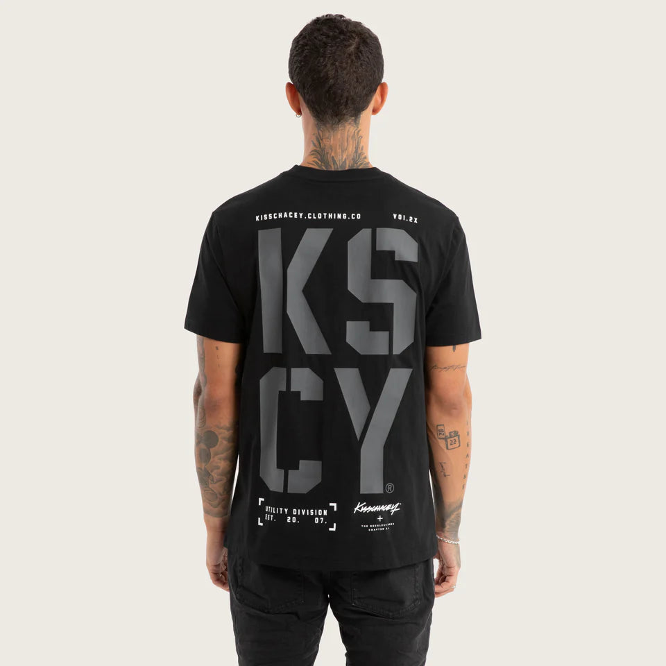 UTILITY STANDARD TEE JET BLACK KISS CHACEY MIDWEIGHT STANDARD FIT GRAPHIC PRINT MENS SHORT SLEEVE T-SHIRT