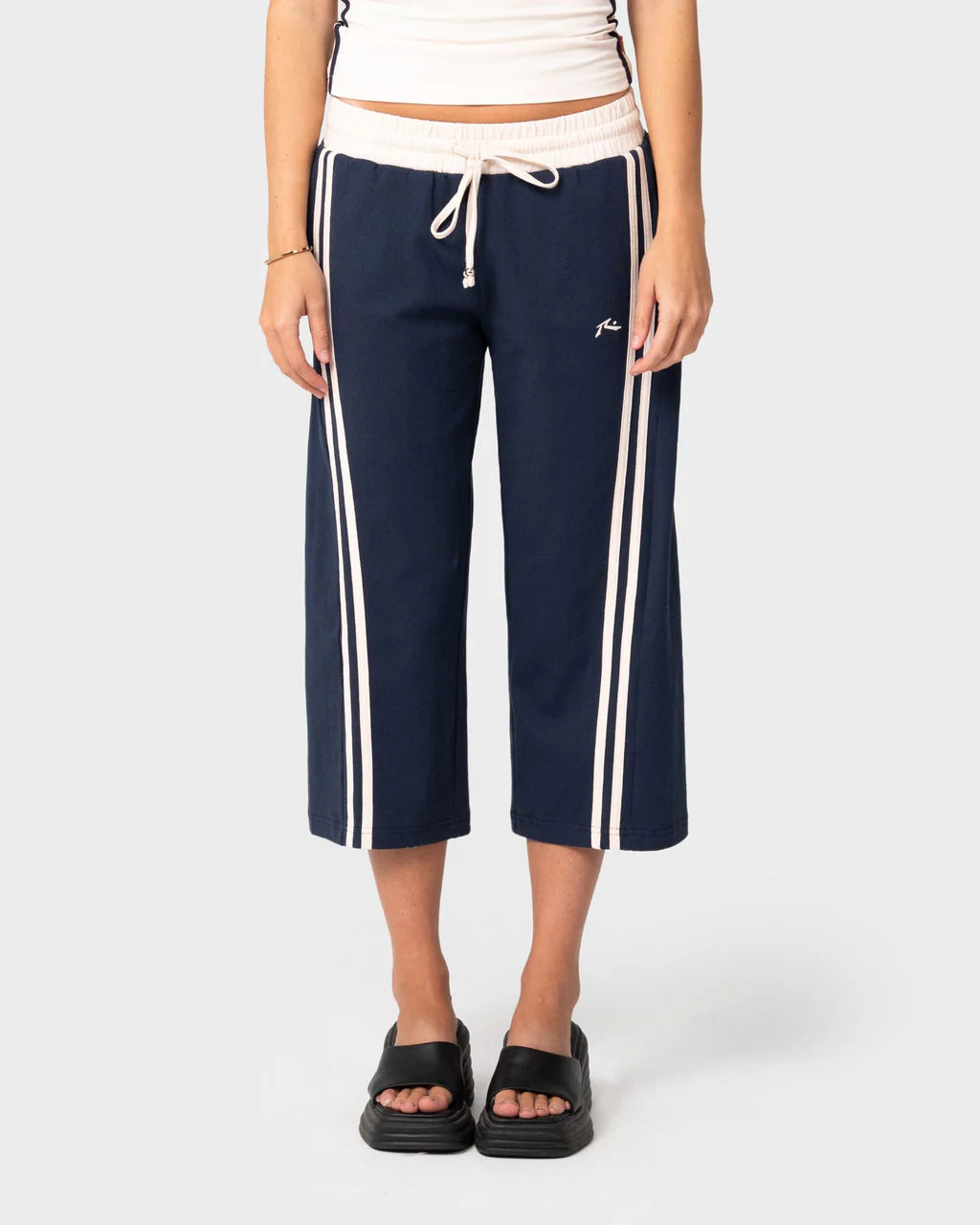 MANEATER LOW RISE CAPRI TRACK PANT