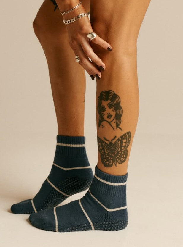 QUARTER CREW NON SLIP GRIP SOCKS